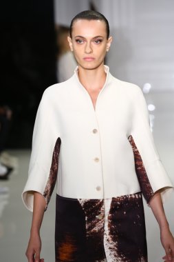 modeli pist yürür, mercedes-benz moda haftası sırasında rucci ralph.