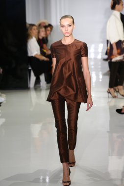 modeli pist yürür, mercedes-benz moda haftası sırasında rucci ralph.