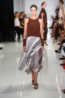 modeli pist yürür, mercedes-benz moda haftası sırasında rucci ralph.