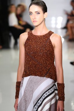 modeli pist yürür, mercedes-benz moda haftası sırasında rucci ralph.