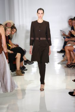 modeli pist yürür, mercedes-benz moda haftası sırasında rucci ralph.