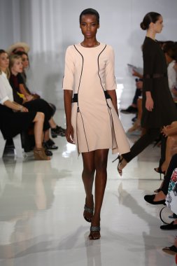 modeli pist yürür, mercedes-benz moda haftası sırasında rucci ralph.