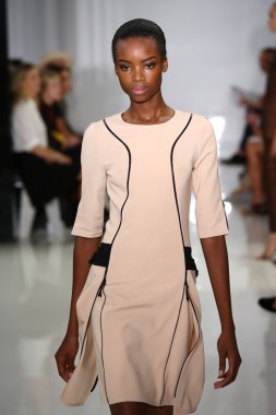 modeli pist yürür, mercedes-benz moda haftası sırasında rucci ralph.