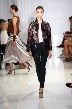 modeli pist yürür, mercedes-benz moda haftası sırasında rucci ralph.