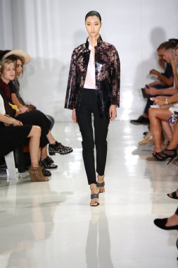modeli pist yürür, mercedes-benz moda haftası sırasında rucci ralph.