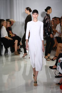 modeli pist yürür, mercedes-benz moda haftası sırasında rucci ralph.