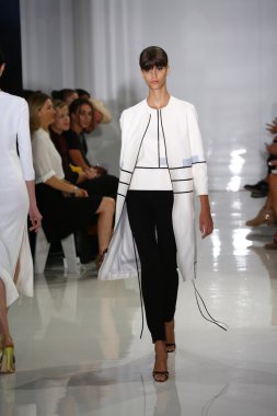 modeli pist yürür, mercedes-benz moda haftası sırasında rucci ralph.