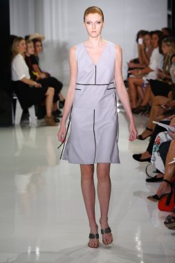 modeli pist yürür, mercedes-benz moda haftası sırasında rucci ralph.