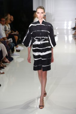 modeli pist yürür, mercedes-benz moda haftası sırasında rucci ralph.