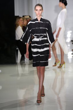 modeli pist yürür, mercedes-benz moda haftası sırasında rucci ralph.