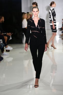 modeli pist yürür, mercedes-benz moda haftası sırasında rucci ralph.