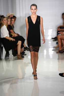 modeli pist yürür, mercedes-benz moda haftası sırasında rucci ralph.