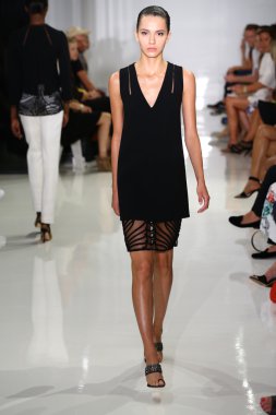 modeli pist yürür, mercedes-benz moda haftası sırasında rucci ralph.