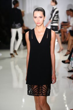 modeli pist yürür, mercedes-benz moda haftası sırasında rucci ralph.