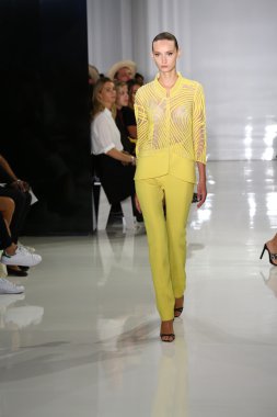 modeli pist yürür, mercedes-benz moda haftası sırasında rucci ralph.