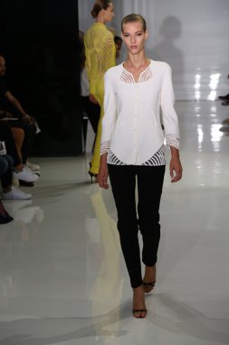 modeli pist yürür, mercedes-benz moda haftası sırasında rucci ralph.