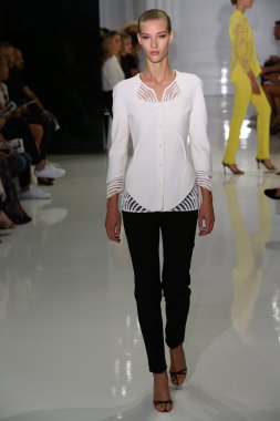 modeli pist yürür, mercedes-benz moda haftası sırasında rucci ralph.