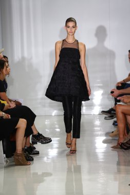 modeli pist yürür, mercedes-benz moda haftası sırasında rucci ralph.