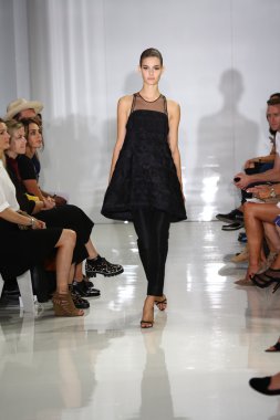 modeli pist yürür, mercedes-benz moda haftası sırasında rucci ralph.