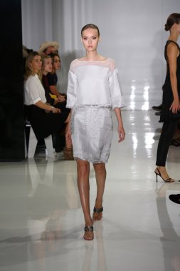 modeli pist yürür, mercedes-benz moda haftası sırasında rucci ralph.