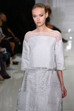 modeli pist yürür, mercedes-benz moda haftası sırasında rucci ralph.