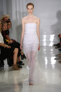 modeli pist yürür, mercedes-benz moda haftası sırasında rucci ralph.