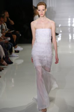 modeli pist yürür, mercedes-benz moda haftası sırasında rucci ralph.