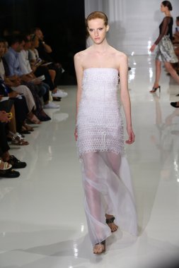 modeli pist yürür, mercedes-benz moda haftası sırasında rucci ralph.