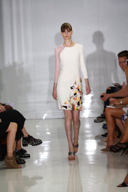 modeli pist yürür, mercedes-benz moda haftası sırasında rucci ralph.