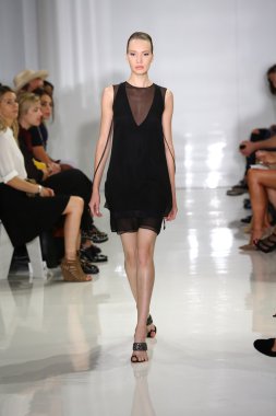 modeli pist yürür, mercedes-benz moda haftası sırasında rucci ralph.