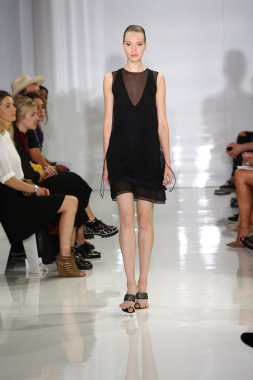 modeli pist yürür, mercedes-benz moda haftası sırasında rucci ralph.