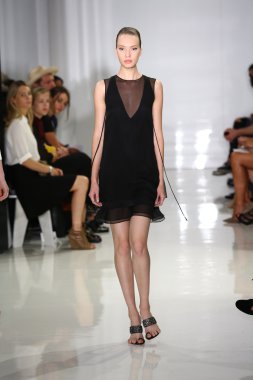 modeli pist yürür, mercedes-benz moda haftası sırasında rucci ralph.