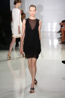 modeli pist yürür, mercedes-benz moda haftası sırasında rucci ralph.