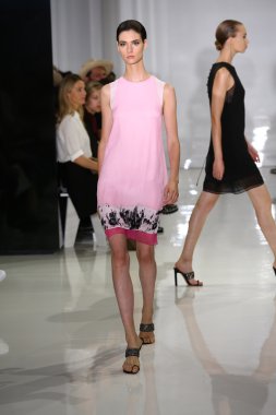 modeli pist yürür, mercedes-benz moda haftası sırasında rucci ralph.