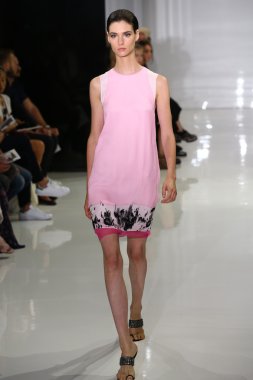 modeli pist yürür, mercedes-benz moda haftası sırasında rucci ralph.