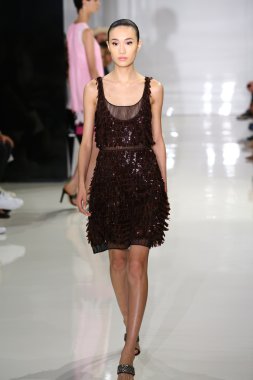 modeli pist yürür, mercedes-benz moda haftası sırasında rucci ralph.