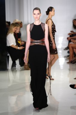 modeli pist yürür, mercedes-benz moda haftası sırasında rucci ralph.