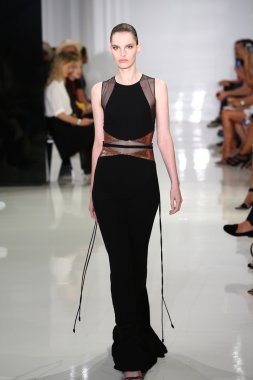 modeli pist yürür, mercedes-benz moda haftası sırasında rucci ralph.