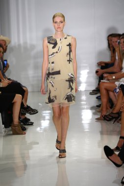 modeli pist yürür, mercedes-benz moda haftası sırasında rucci ralph.