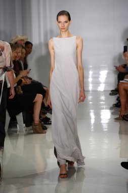 modeli pist yürür, mercedes-benz moda haftası sırasında rucci ralph.