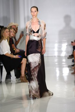 modeli pist yürür, mercedes-benz moda haftası sırasında rucci ralph.