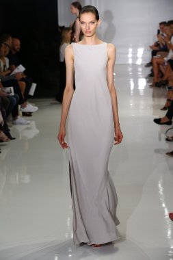 modeli pist yürür, mercedes-benz moda haftası sırasında rucci ralph.