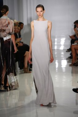 modeli pist yürür, mercedes-benz moda haftası sırasında rucci ralph.