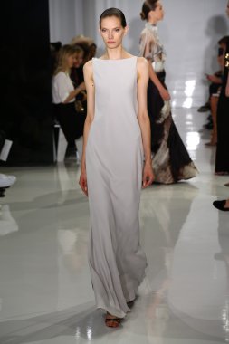 modeli pist yürür, mercedes-benz moda haftası sırasında rucci ralph.