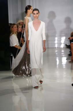 modeli pist yürür, mercedes-benz moda haftası sırasında rucci ralph.