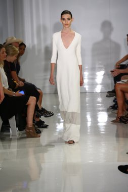 modeli pist yürür, mercedes-benz moda haftası sırasında rucci ralph.