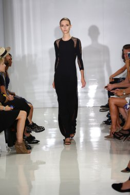 modeli pist yürür, mercedes-benz moda haftası sırasında rucci ralph.