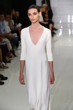 modeli pist yürür, mercedes-benz moda haftası sırasında rucci ralph.