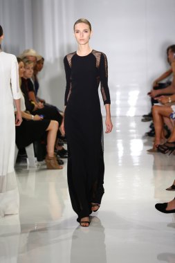 modeli pist yürür, mercedes-benz moda haftası sırasında rucci ralph.