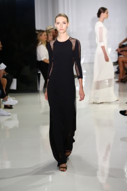 modeli pist yürür, mercedes-benz moda haftası sırasında rucci ralph.